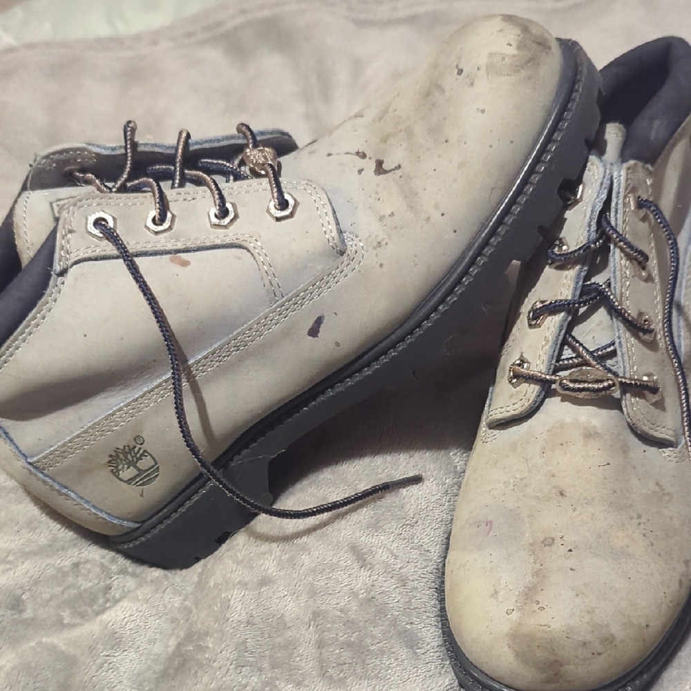 Timberland Cream Leather Boots with Rugged Tread